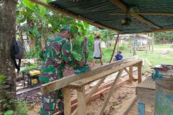 Aparat TNI Koramil Waropen Atas bantu bangun rumah warga