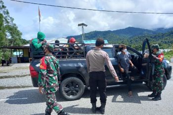 Aparat TNI/Polri lakukan penyekatan di jalan trans Nabire-Enaro cegah COVID-19