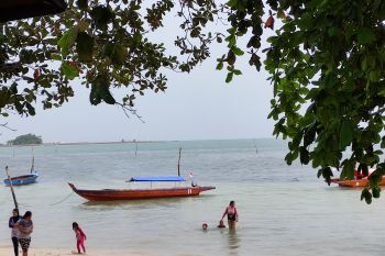 Warga  Batam mulai kunjungi pantai untuk berlibur