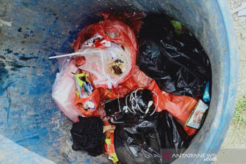 Polisi buru tiga orang yang membuang benda serupa bom