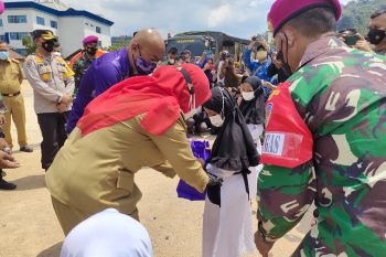 Brigif 4 Mar/BS bersama PT Asia Makmur berikan bantuan pada anak yatim