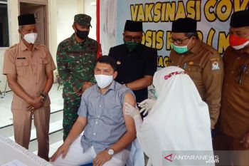 Bupati Aceh Barat minta nakes sosialisasi ke warga tentang pentingnya vaksin