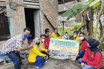 Ini aksi sosial mahasiswa KKN STIH Lubuk Sikaping dalam membantu masyarakat kurang mampu