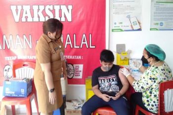 Bupati Sumendap: 'Hoaks' suntikan vaksin COVID-19 membahayakan