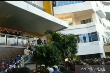 Vaksinasi COVID-19 di Palembang  dibubarkan, peserta membludak