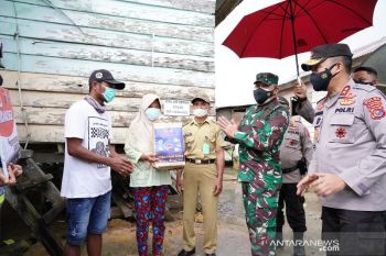 Korem 143/HO dan Polda Sultra bantu ekonomi warga dengan beri sembako