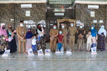 Pemkab Pringsewu berikan bantuan untuk kaum duafa dan anak yatim