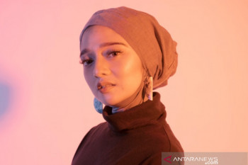 Ini cerita kehidupan, Chiki Fawzi mendendangkanya lewat lagu