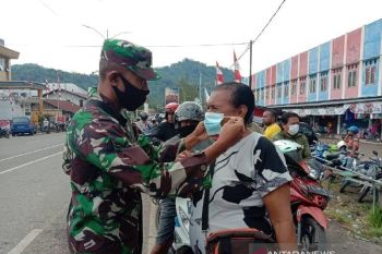 Aparat Kodim/Yawa Papua disiplinkan warga dalam penerapan prokes COVID-19
