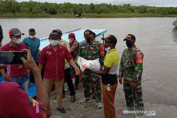 Personel TNI bantu penyaluran beras bantuan Kemensos di Kampung Kokonao Mimika