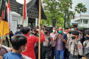 Belasan pemuda gelar unjuk rasa di DPRD Sumbar
