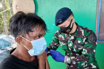 Kodim Tarakan Lakukan Serbuan Vaksin Untuk Masyarakat di Pulau Sadau