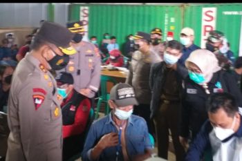 Kadinkes Sumsel masih bersama kapolda lakukan pelayanan vaksinasi