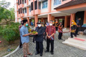 Distan Kulon Progo beri bantuan pisang dan salak untuk penghuni isoter