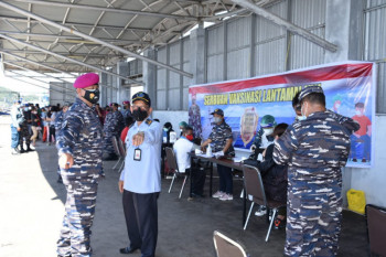 TNI AL gelar  "Serbuan Vaksinasi" di Pelabuhan Perikanan Bitung