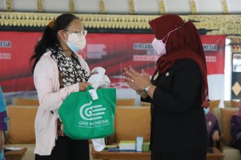 Sleman serahkan bantuan untuk ibu hamil dan balita terdampak COVID-19