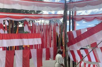 The Income of Indonesian Flag Seller in Padang has Dropped