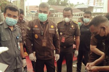 Kajari Ambon tahan tiga orang tersangka dugaan korupsi di DLHP