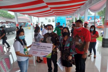 BPJAMSOSTEK bagikan sembako pada peserta di Bitung