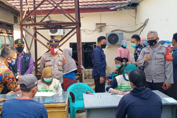 Polisi lakukan tes swab ditempat bagi pelanggar prokes di Tangerang