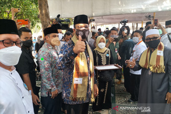 Warga sambut Anies saat tiba di Masjid At-Tabayyun
