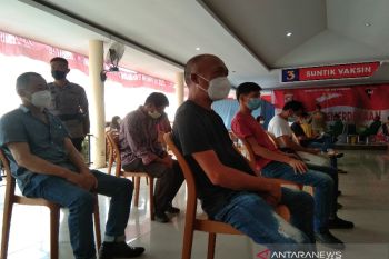 Brimob Polda Sultra fasilitasi vaksinasi untuk WNA