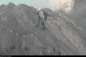 Awan panas guguran Gunung Merapi meluncur sejauh dua kilometer