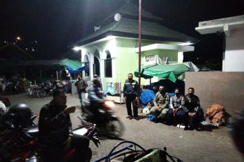 Polisi dan Satpol PP tertibkan pedagang di Pasar Seketeng yang bandel