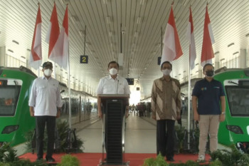 Menko Luhut meresmikan operasional KA Bandara YIA