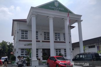 Barang bukti dan tersangka korupsi dana desa  di Kudus P-21