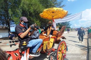 Menparekraf naik bendi ke Desa Wisata Apar Pariaman