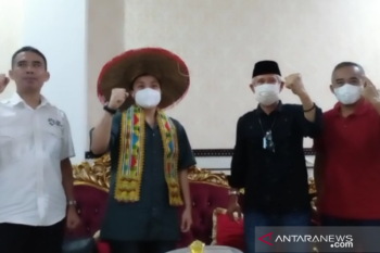 Wagub Sultra hadiahi Apriyani Rahayu kebun cengkih dan kelapa sawit
