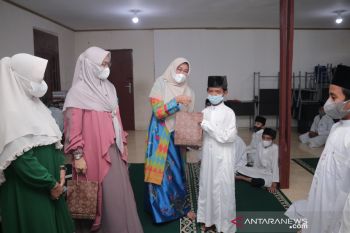 Dekranasda Siak bantu Ponpes Darul Hadits
