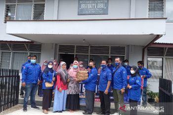 Demokrat Pasaman bagikan paket sembako dan masker pada masyarakat
