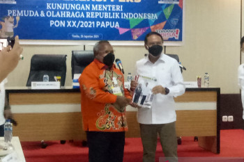 Menpora harapkan warga sekitar arena PON XX Papua divaksin