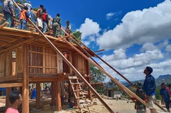 Satgas pamtas RI-RDTL bantu warga bangun rumah adat