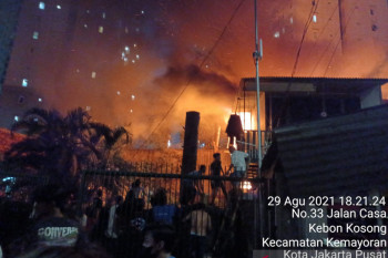 Kebakaran rumah akibatkan ratusan warga Kebon Kosong mengungsi