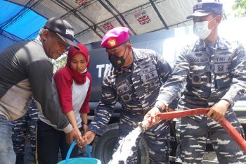 TNI-AL bantu air bersih warga korban banjir bandang Sigi