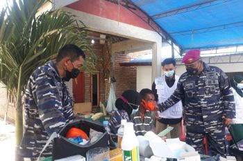 TNI AL bantu layanan kesehatan ke korban banjir Sigi
