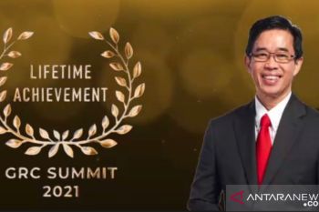 Berdedikasi Kembangkan Tata Kelola, Risiko, dan Kepatuhan di Indonesia, Direktur Utama PLN Raih Lifetime Achievement