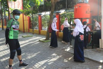 Ganjar evaluasi antrean cuci tangan pada PTM hari pertama