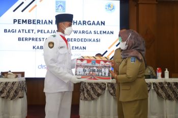 Pemkab Sleman memberikan penghargaan kepada atlet dan pelajar berprestasi