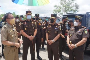 Kajati Kalteng berikan bantuan untuk warga terdampak banjir di Katingan