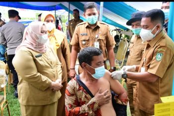 Bupati Bengkalis semangati warga ikut vaksinasi