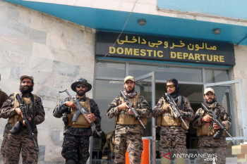 Pasukan AS pergi, pendukung Taliban mengarak peti mati berbendera Amerika