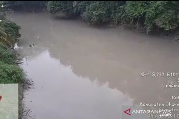 Untuk ini, DLH Dharmasraya periksa sampel air sungai Batang Siat