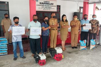 Masyarakat Desa Peling Sawang terima bantuan beras dan mesin katinting
