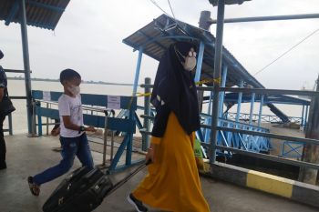 Pelabuhan domestik Meranti ditutup, aktivitas turun naik penumpang tetap jalan