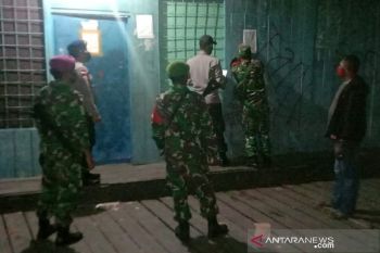 Aparat TNI/Polri di Merauke besinergi imbau warga taati prokes cegah COVID-19