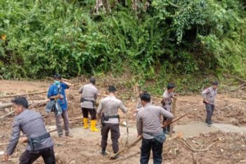 Polisi Polman bersihkan longsor di Desa Lenggo